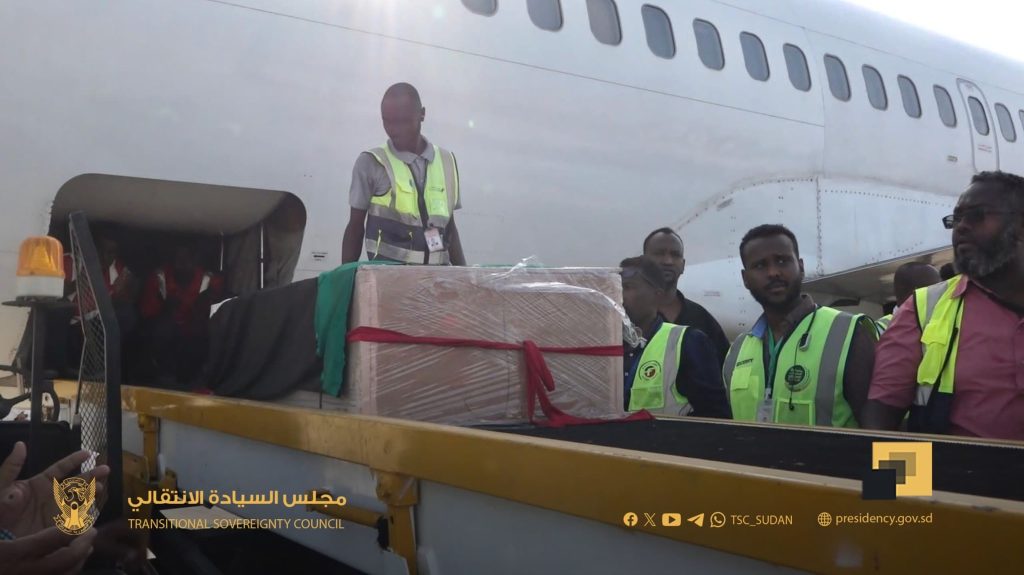 عضو مجلس السيادة د. نوارة أبو محمد تستقبل جثمان رئيس الوزراء الأسبق د. محمد طاهر