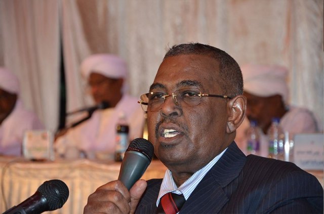 وفاة محمد طاهر إيلا آخر رئيس وزراء في عهد البشير